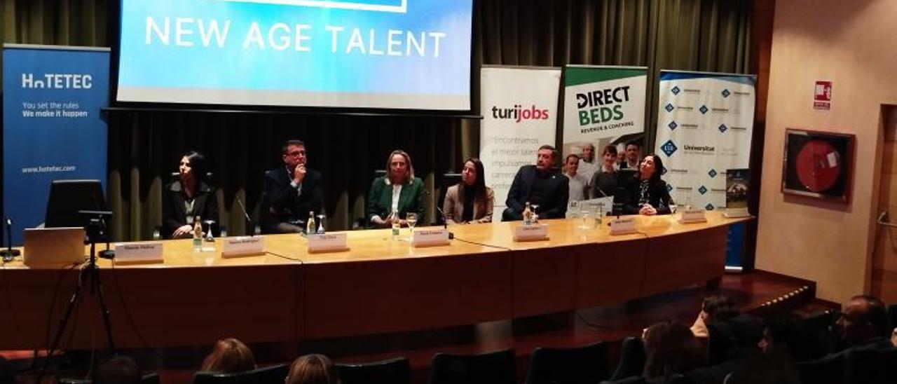 Susana Rodríguez, Tolo Deyà, María Frontera, Alba Garberí, Jaume Monserrat y María José Durán en la mesa de debate de New Age Talent.