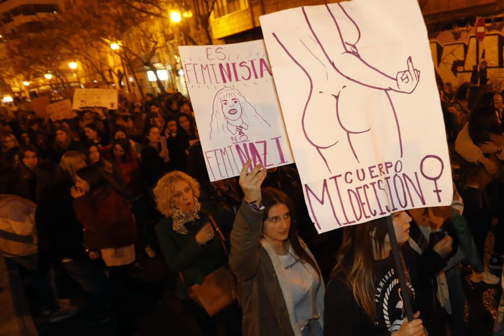 Masiva manifestación en el Día de la Mujer en València