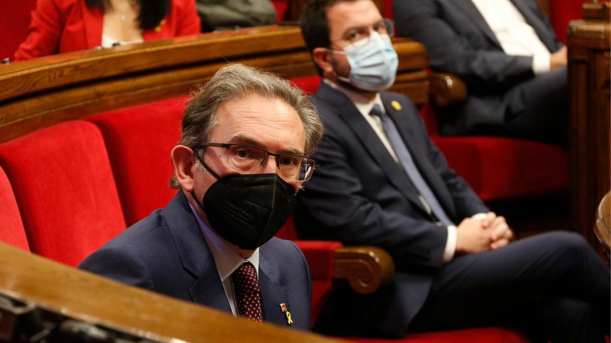 Pla obert del conseller d&#039;Economia i Hisenda, Jaume Giró, i el president Aragonès durant el ple del Parlament del 29 de juliol del 2021. (Horitzontal)