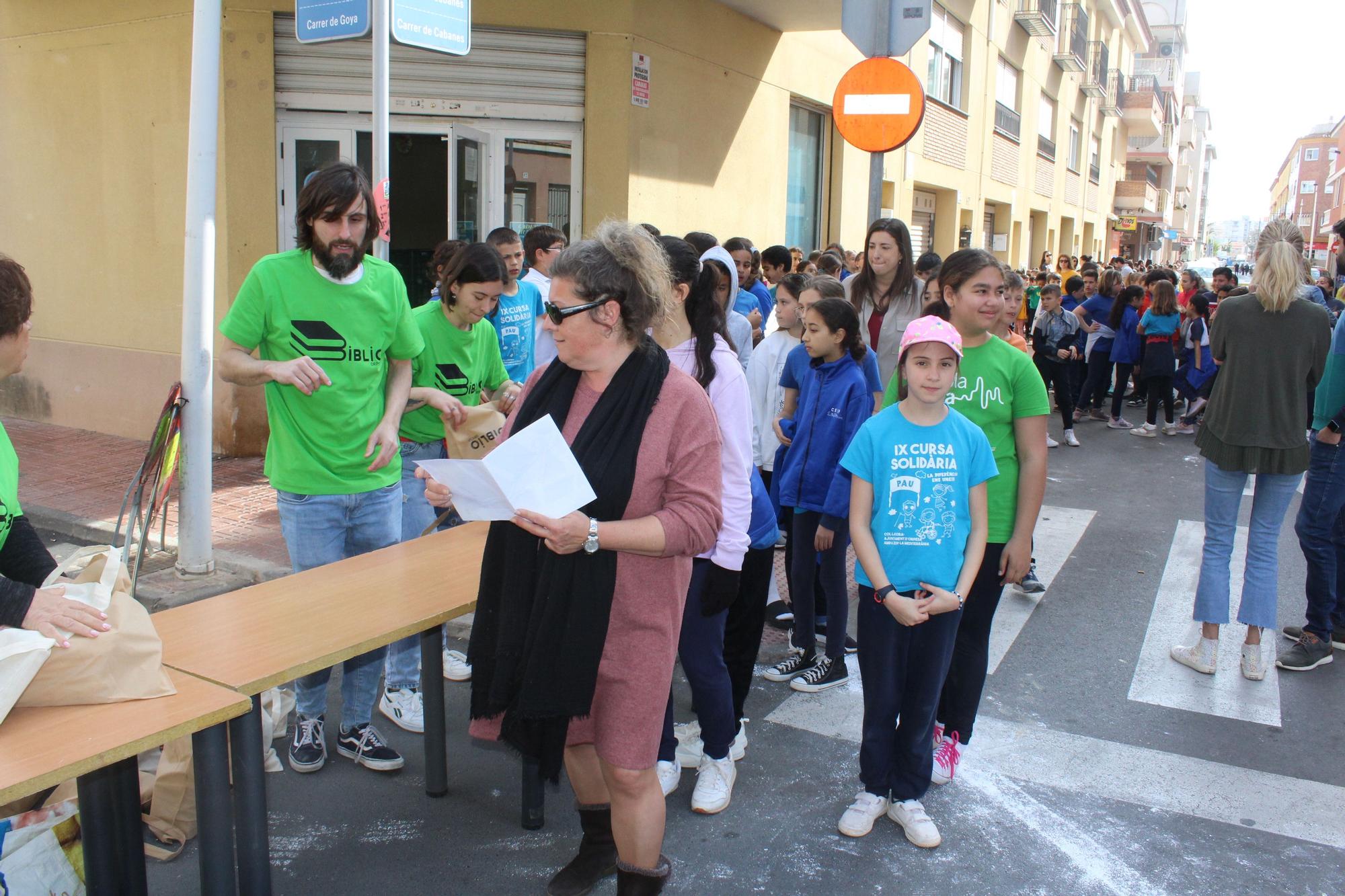 Cadena humana en Orpesa para trasladar libros a la nueva biblioteca