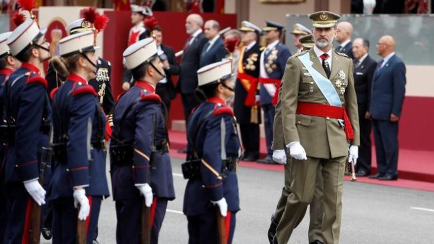 Los Reyes presiden el desfile militar de la Fiesta Nacional