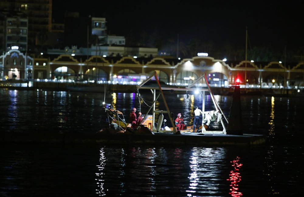 Un coche cae al agua en el puerto de Castelló