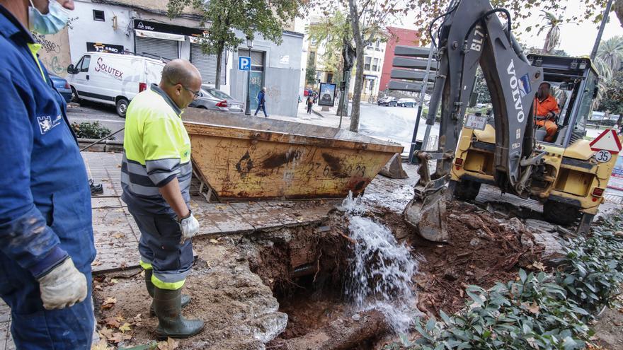 Una gran avería deja sin agua durante horas a vecinos y negocios en Cáceres