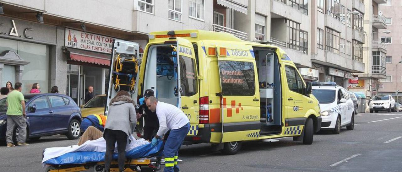 Una ambulancia en un accidente de tráfico, en Ourense.