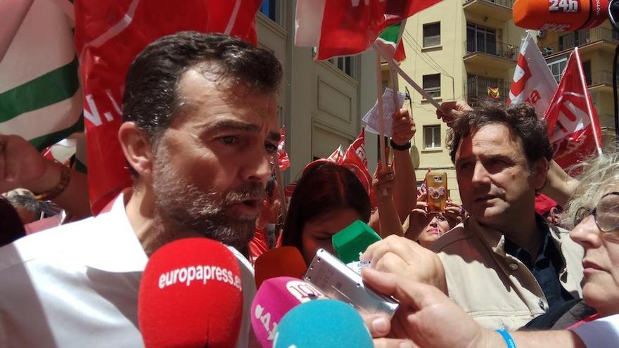 Antonio Maíllo, atendiendo a los medios este viernes en Málaga.