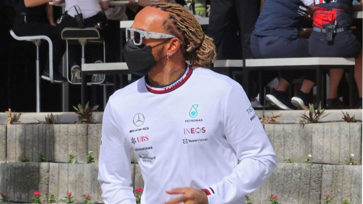 Hamilton, en el paddock de Bahrein