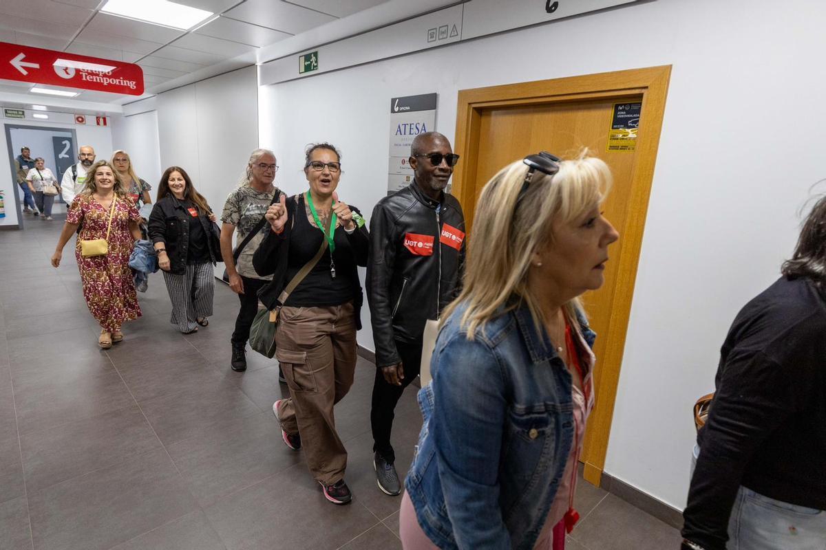 Entrada de los representantes sindicales al Sama, este viernes.