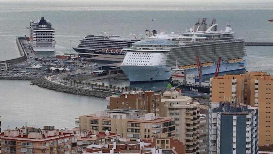 Cuatro cruceros se dieron cita en el puerto de Málaga desde primera hora de la mañana, entre ellos el más grande del mundo, que recaló en la capital nuevamente después de su visita en el mes de abril.