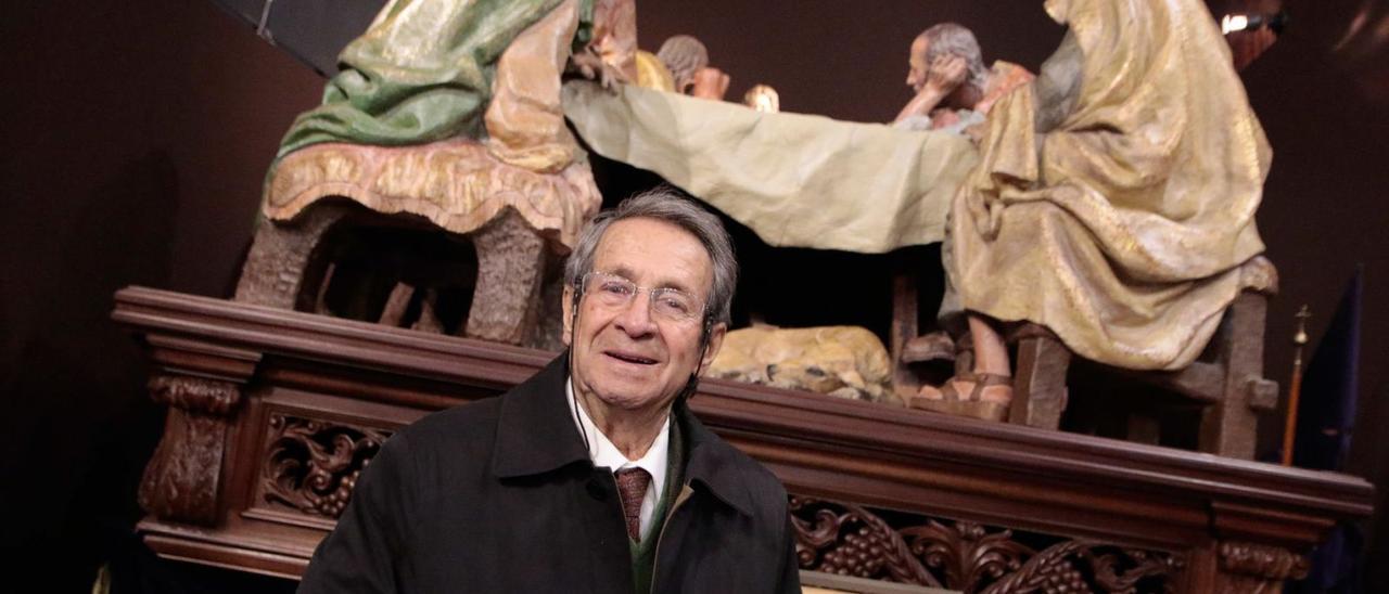 Fernando Mayoral ante el paso de la Santa Cena en el Museo de Semana Santa de  Zamora. | J.L. F.