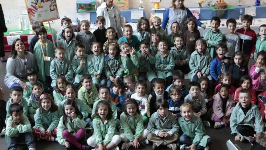 Los escolares del Gloria Fuertes posan en el Centro Municipal de El Llano, en la exposición de sus inventos caseros.