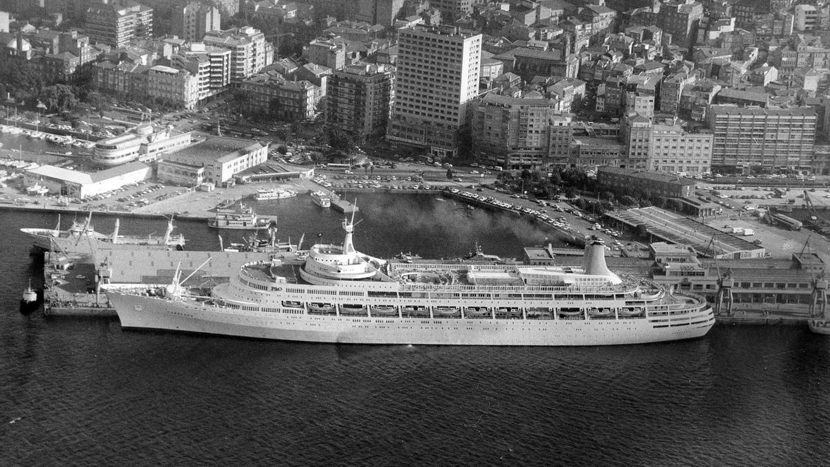 El «Canberra», durante una escala en Vigo