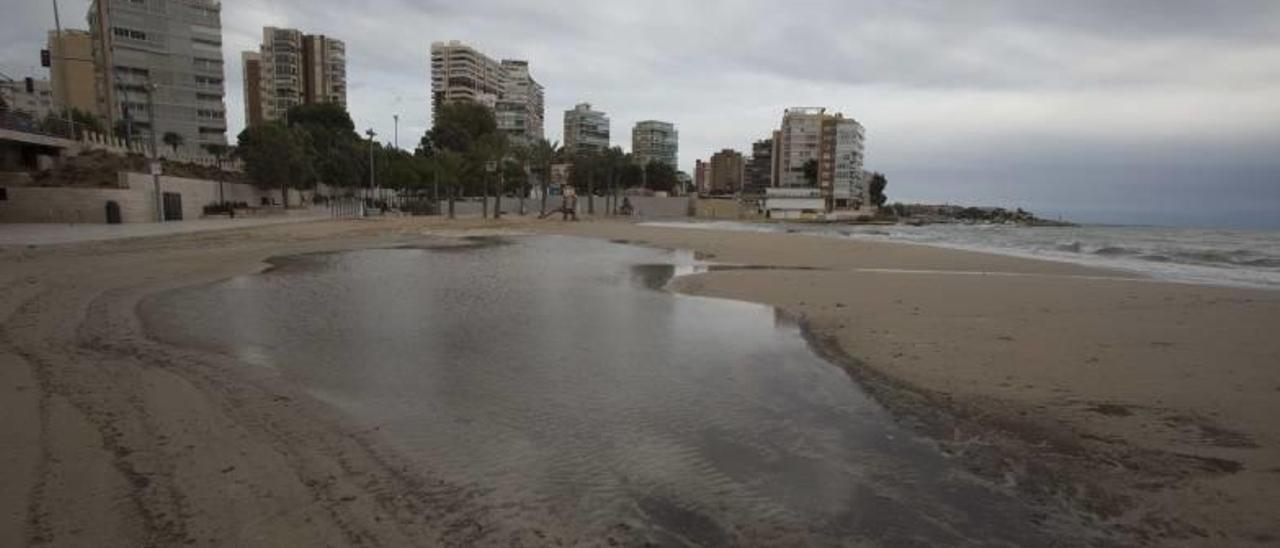 El cambio climático elevará un metro el nivel del mar en 30 años afectando a la superficie de las playas. En la imagen, la Albufereta (Alicante), ayer.
