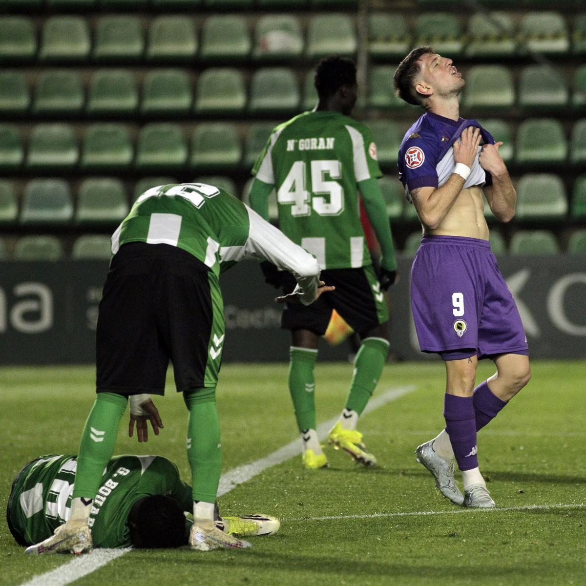 El goleador Toril lamenta que el árbitro le anulara el empate a dos por fuera de juego de Bolo.