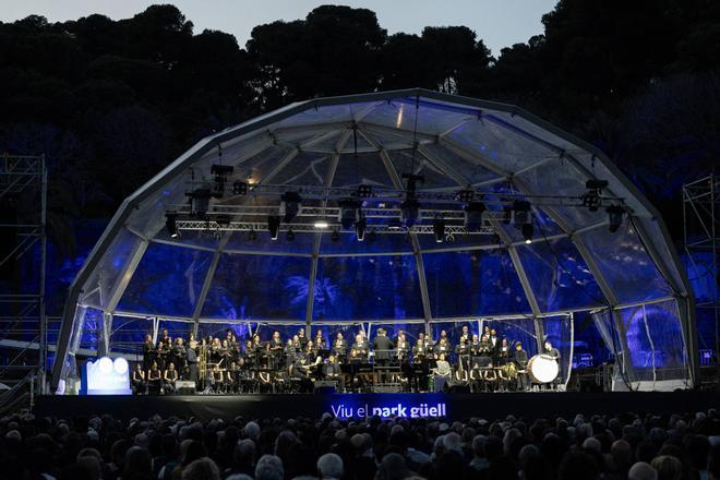 Concierto del Cor del Liceu a la Plaça de la Natura del Park Güell.