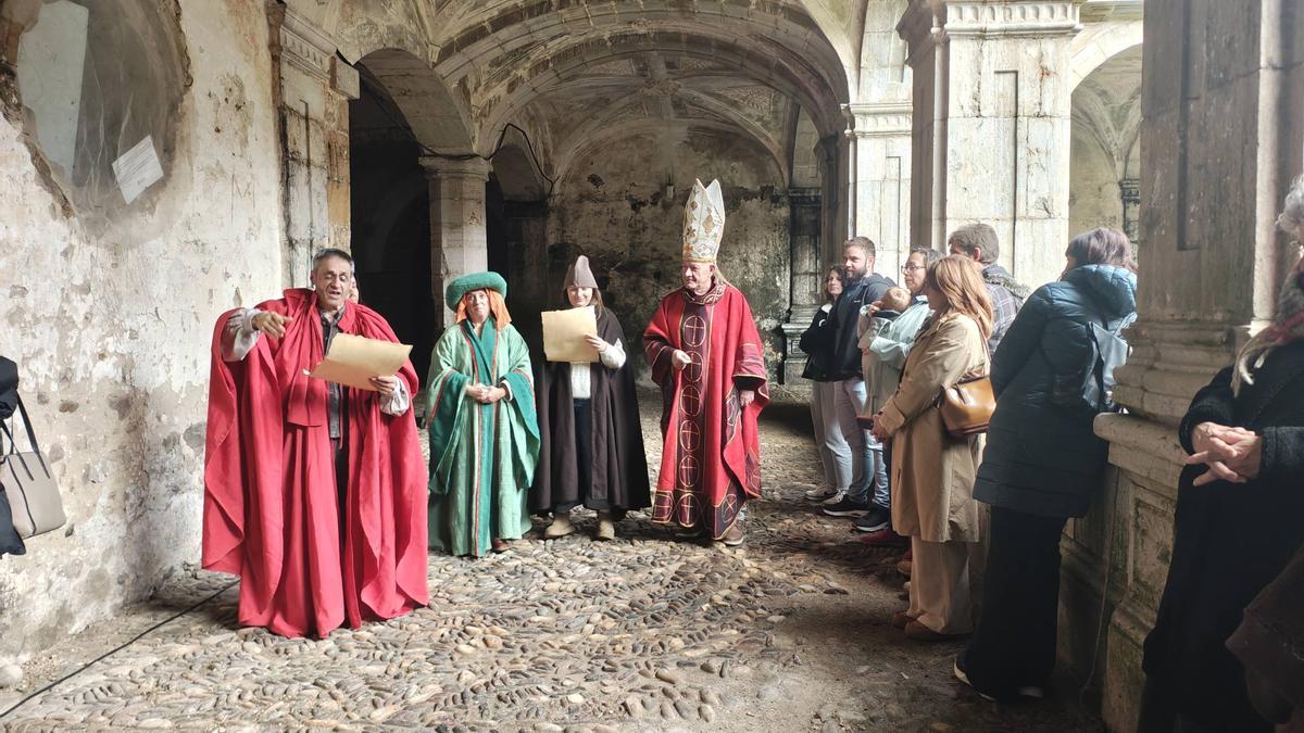 Un momento de la representación teatral "Pícaros en Cornellana" durante las jornadas de puertas abiertas del monasterio este fin de semana.