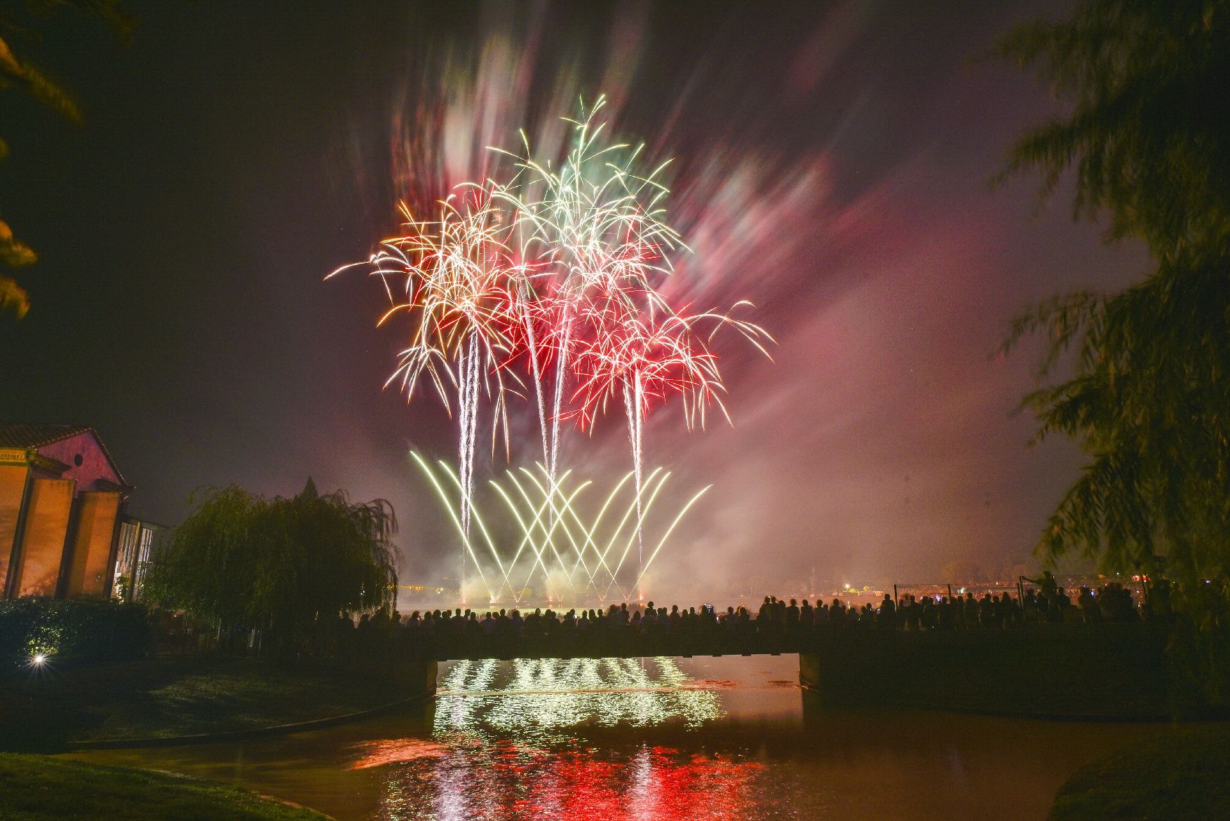 El Parc de l'Agulla s'omple per veure el Castell de Focs