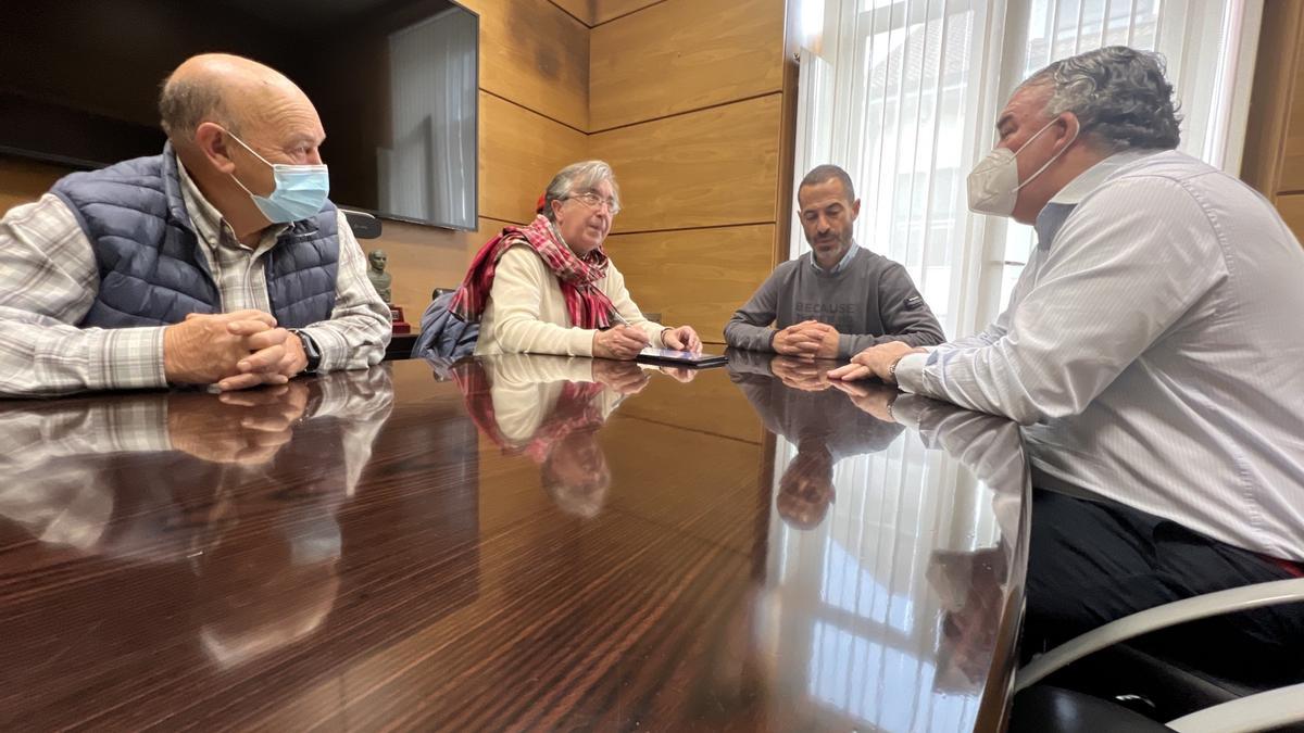 Por la izquierda, Vicente Montes, Fermín Riaño, Ángel García y Felipe Fanjul en la firma del convenio