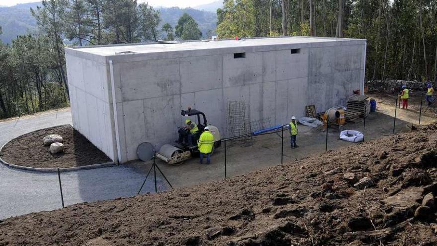 Trabajos en la zona de San Pedro, cerca del polígono de O Sangal. // Bernabé/Javier Lalín