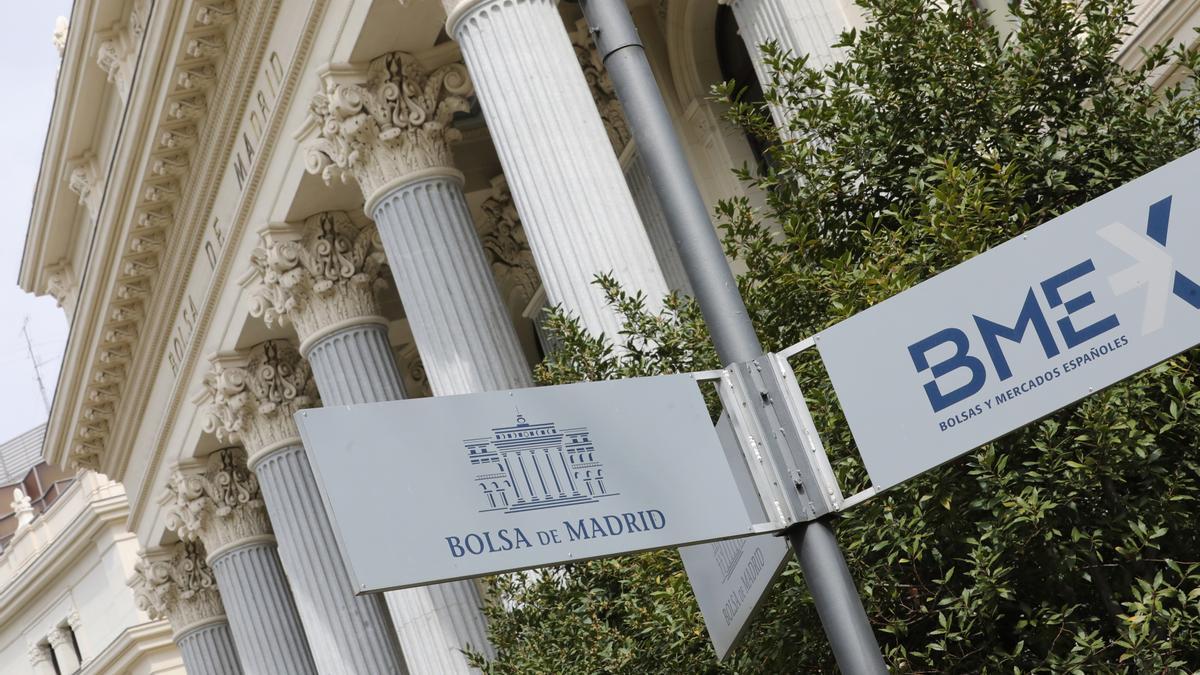 Archivo - Cartel colocado en las inmediaciones del edificio de la Bolsa de Madrid