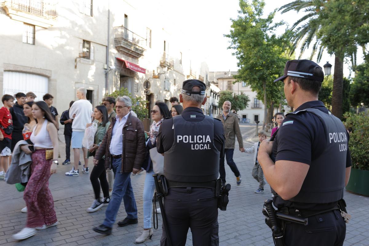 Policía Local en el acceso a la Plaza Mayor por San Juan.