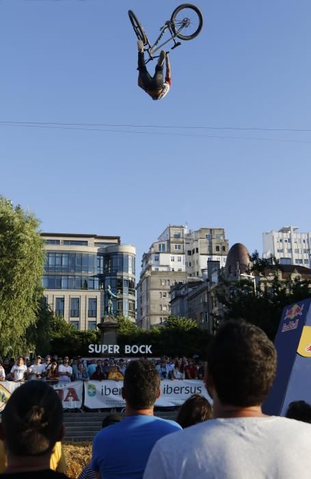 Miles de personas disfrutan en el Náutico de Vigo de las numerosas pruebas de deporte urbano que se disputan en O Marisquiño.