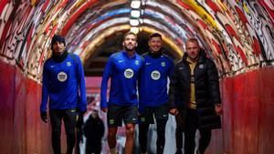 Raphinha, Iñigo Martínez, Lewandowski y Flick, en el túnel de salida al césped del Pequeño Maracaná de Belgrado.