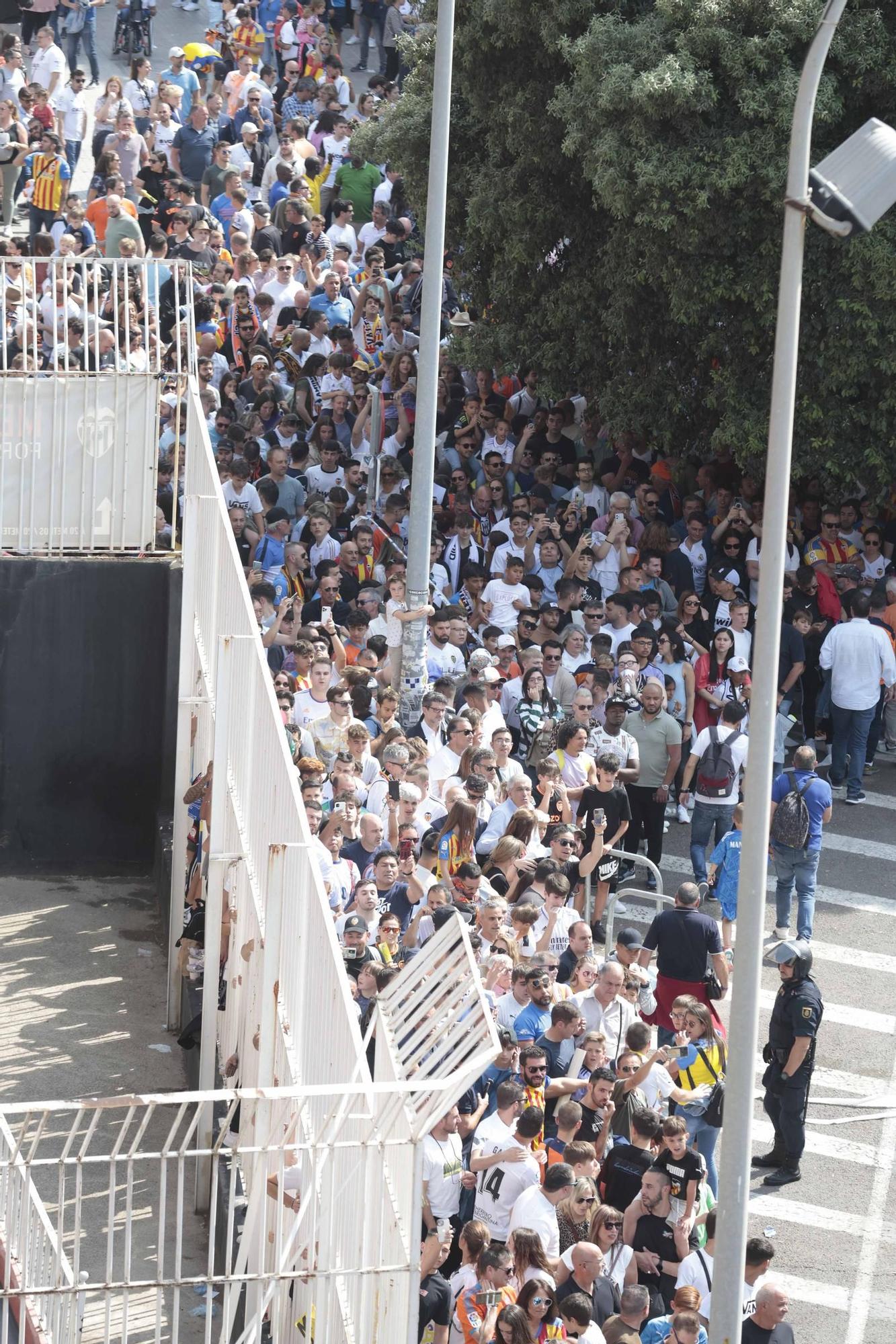 Ambientazo en la llegada de los equipos