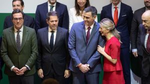 De izquierda a derecha, Antonio Garamendi, presidente de CEOE; Gerardo Cuerva, presidente de Cepyme; Pedro Sánchez, presidente del Gobierno, y Yolanda Díaz, vicepresidenta del Gobierno.