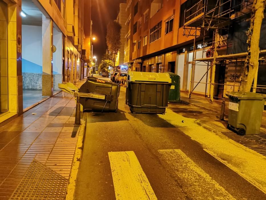 Una treintena de jóvenes provoca desperfectos en el Puerto al grito de "puta Policía"