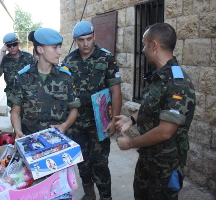 Militares españoles entregan a niños del Líbano juguetes procedentes de Alicante