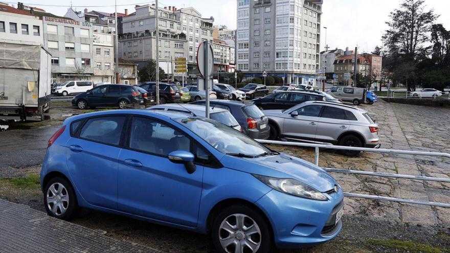 Varios coches aparcados ayer en la rampa del puerto de As Corvaceiras. |  // GUSTAVO SANTOS