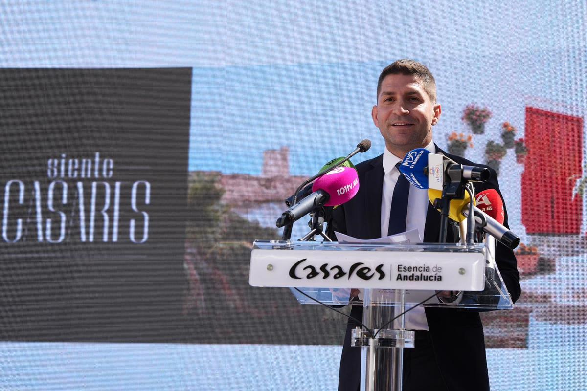 El alcalde de Casares, Juan Luis Villalón, durante la presentación de la campaña turística.