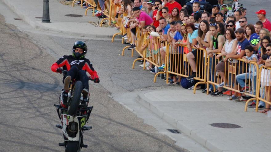 Exhibición acrobática durante una edición anterior de la concentración de motos Lago de Sanabria en la provincia de Zamora.