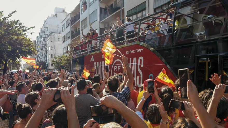 Las jugadoras de la selección femenina española celebran el título con Bizarrap en Ibiza