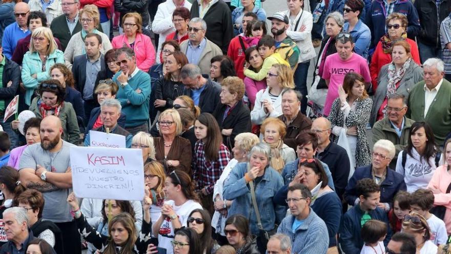 Aspecto de la plaza de España de Avilés durante la primera concentración por el futuro de Los Telares. | Ricardo Solís