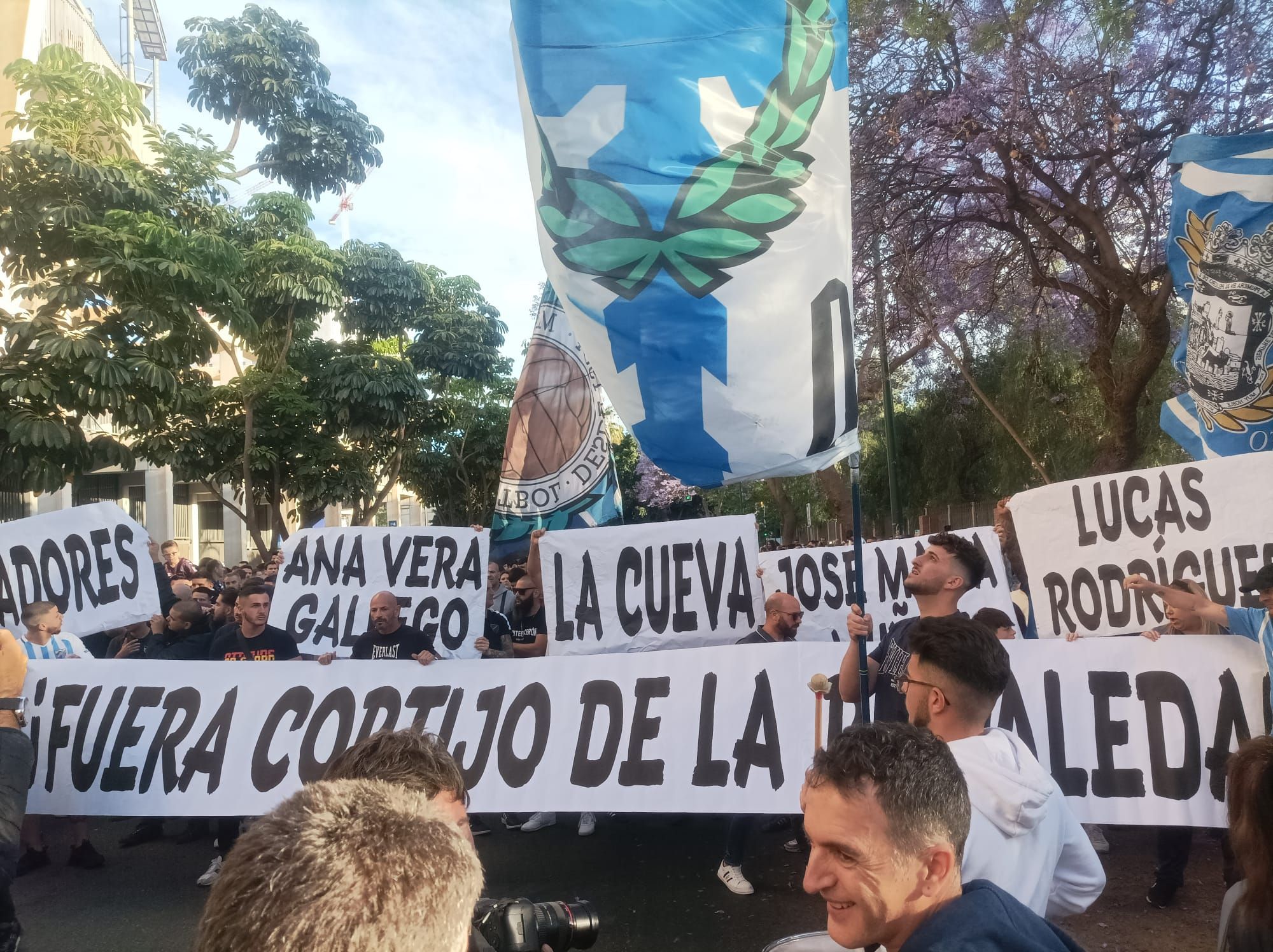 Los aficionados se concentraron en los aledaños de La Rosaleda para protestar por la mala temporada del Málaga CF.