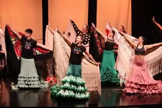 Todas las imágenes de la Masterclass de Manuela Barrios con bata de cola y mantón en Ibiza.