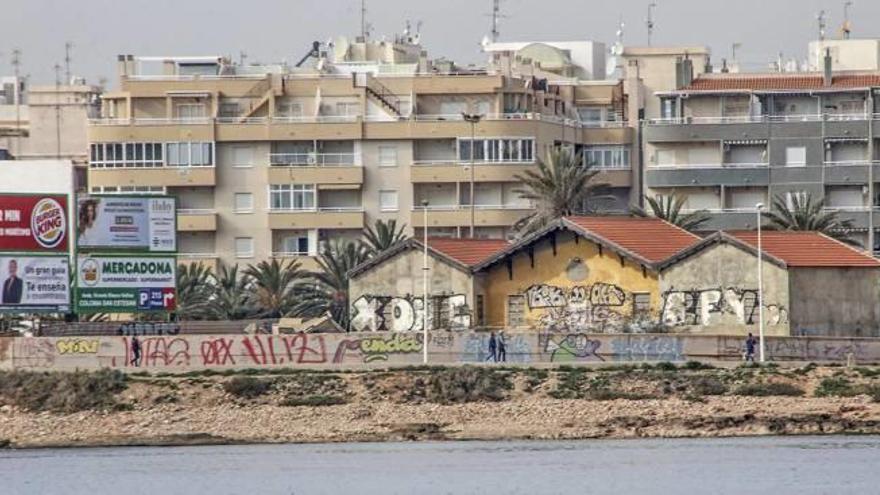 Imagen del solar de la cala del Palangre desde el mar/ Foto de Tony Sevilla