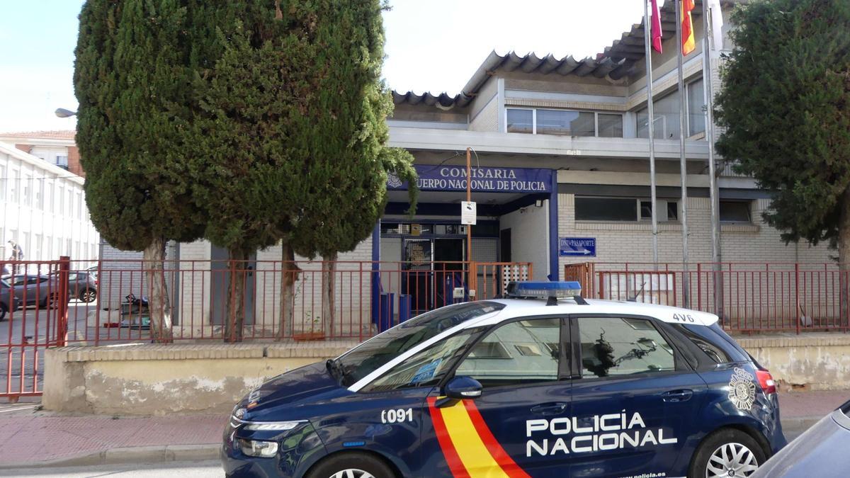 Un coche patrulla frente a la Comisaría de la Policía Nacional en Molina de Segura.