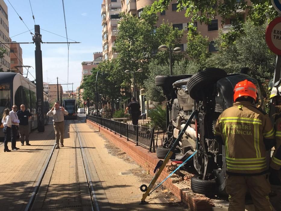 Un conductor herido al chocar con el tranvía en Valencia