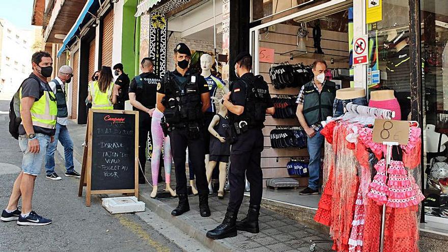 La Guàrdia Civil en un dels comerços inspeccionats. | CONXI MOLONS