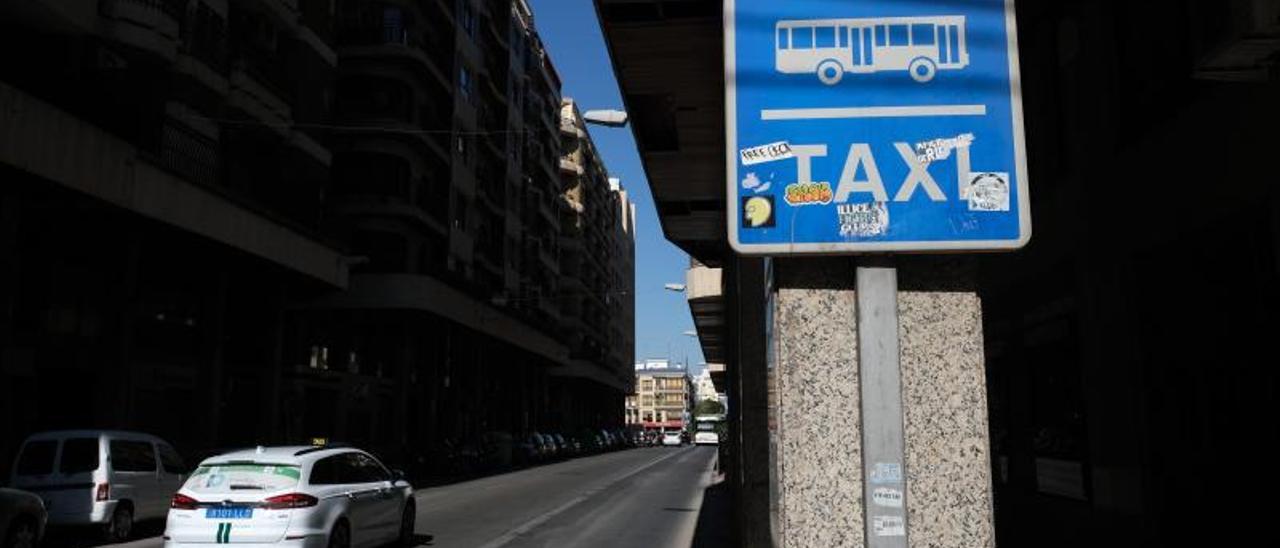 Una de las paradas tradicionales del servicio de taxis, en la plaza de la Mercè. | AXEL ÁLVAREZ