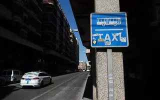 El Ayuntamiento redobla las inspecciones y multará por la falta de taxis en el casco urbano