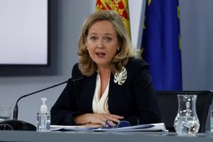 La vicepresidenta primera y ministra de Asuntos Económicos, Nadia Calviño, participa en la rueda de prensa posterior al Consejo de Ministros.