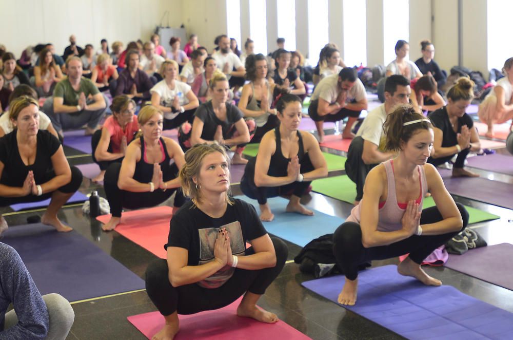 El yoga toma el Centro de Congresos de Elche