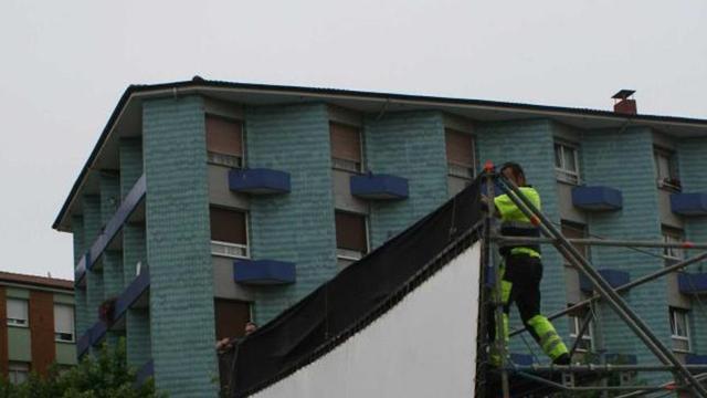 Los operarios del Prendes, alzando la pantalla ayer en Les Conserveres.