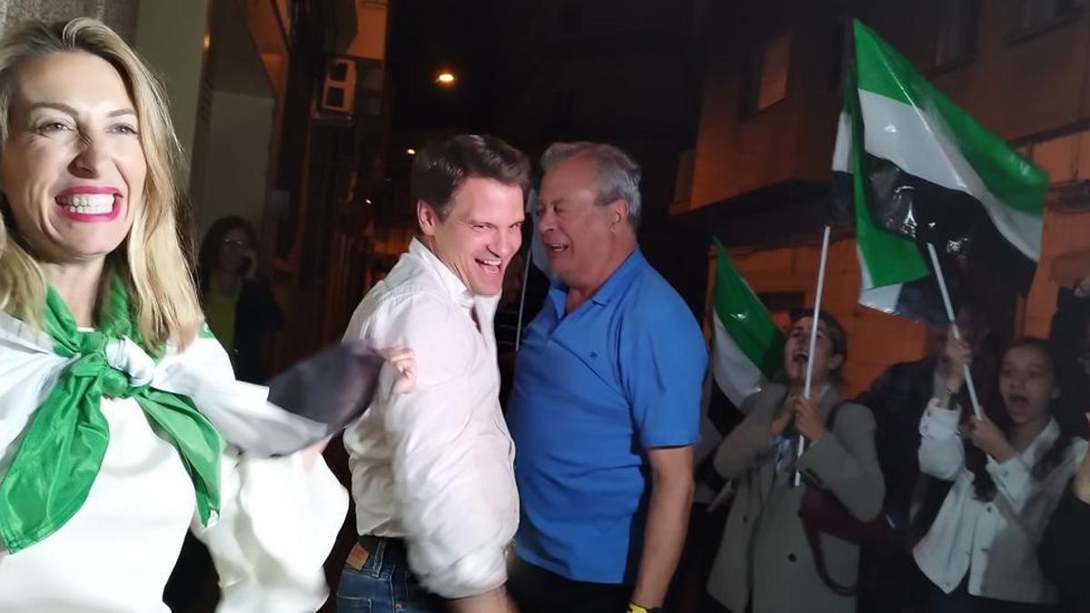 María Guardiola y Abel Bautista, anoche en la sede del PP en Mérida, celebran los resultados.