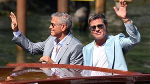 Los actores estadounidenses George Clooney y Brad Pitt llegan a la playa Lido para el Festival Internacional de Cine de Venecia, en Venecia, Italia.