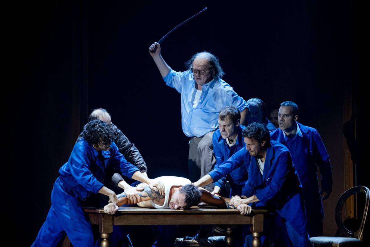 En la temporada que celebra el 25 aniversario de la reapertura del Teatro, el Liceu estrena una nueva producción del artista residente del Teatro, Àlex Ollé, de la ópera Lady Macbeth de Mtsensk de Dmitri Shostakovich.