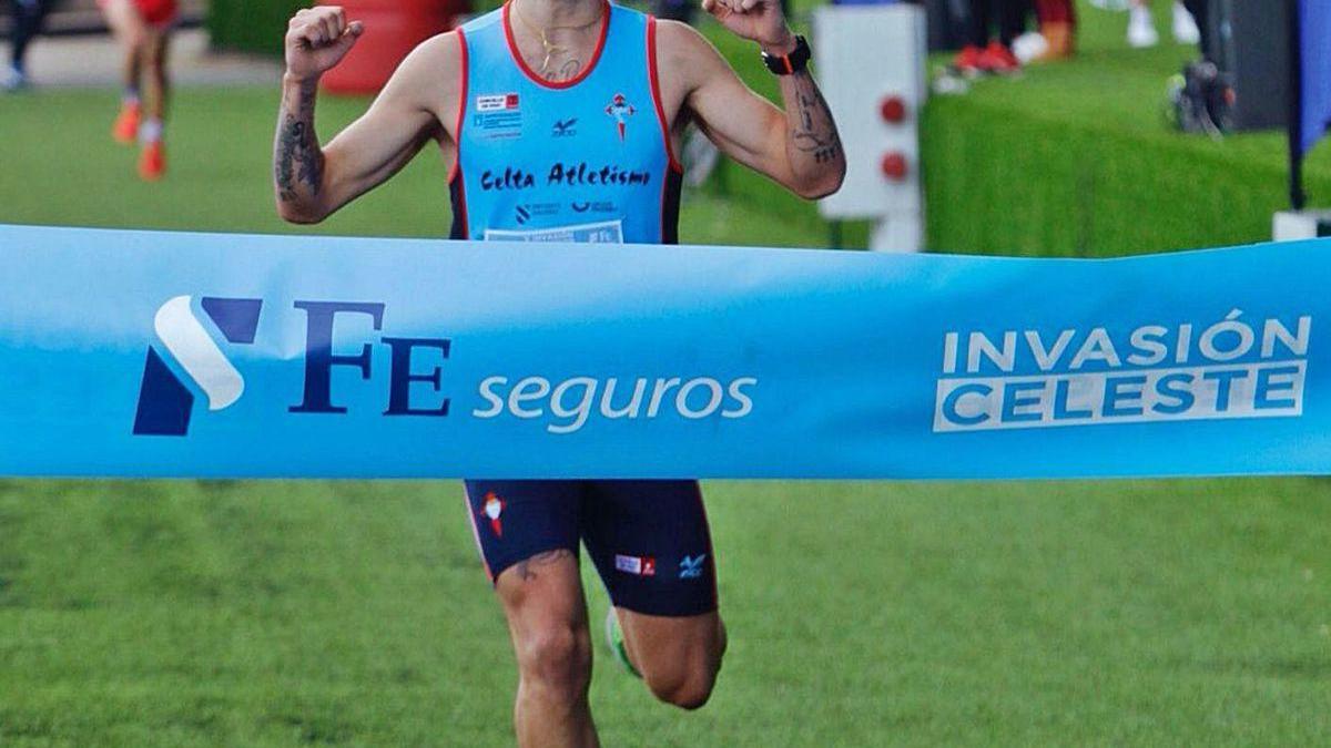 Gonzalo Basconcelo cruza la línea de meta durante la carrera Invasión Celeste en Balaídos.